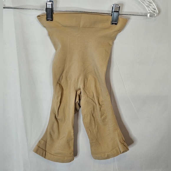 SKIMS Other - SKIMS size Small Seamless Sculpt Mid thigh  short NWOT